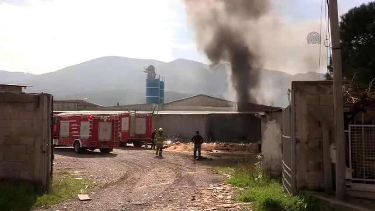 İzmir'de İş Yeri Yangını: İtfaiye Eri Hayatını Kaybetti