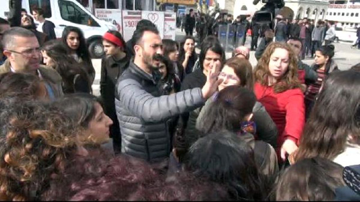 Kadıköy'de Dünya Kadınlar Günü Kutlamasına Polis Müdahalesi