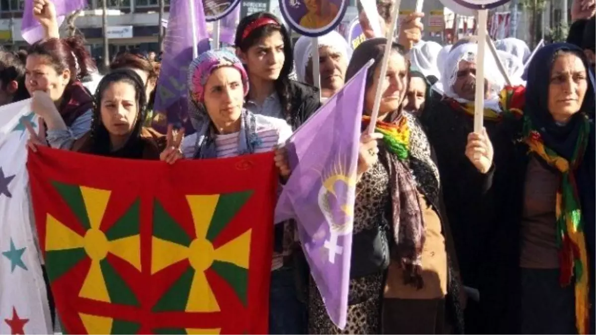 Kadınlar Günü Kutlaması PKK Propagandasına Döndü