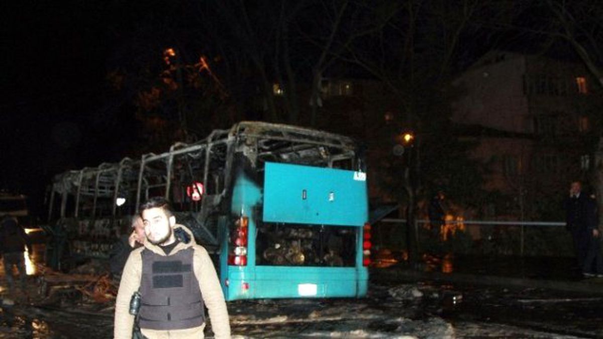 İstanbul'da Terör Örgütü Yandaşları Halk Otobüsünü Ateşe Verdi
