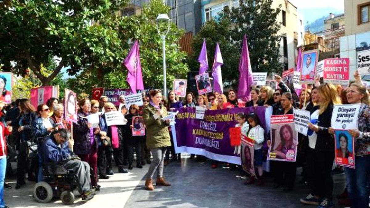 Manisa\'da Kadın Cinayetleri Protesto Edildi