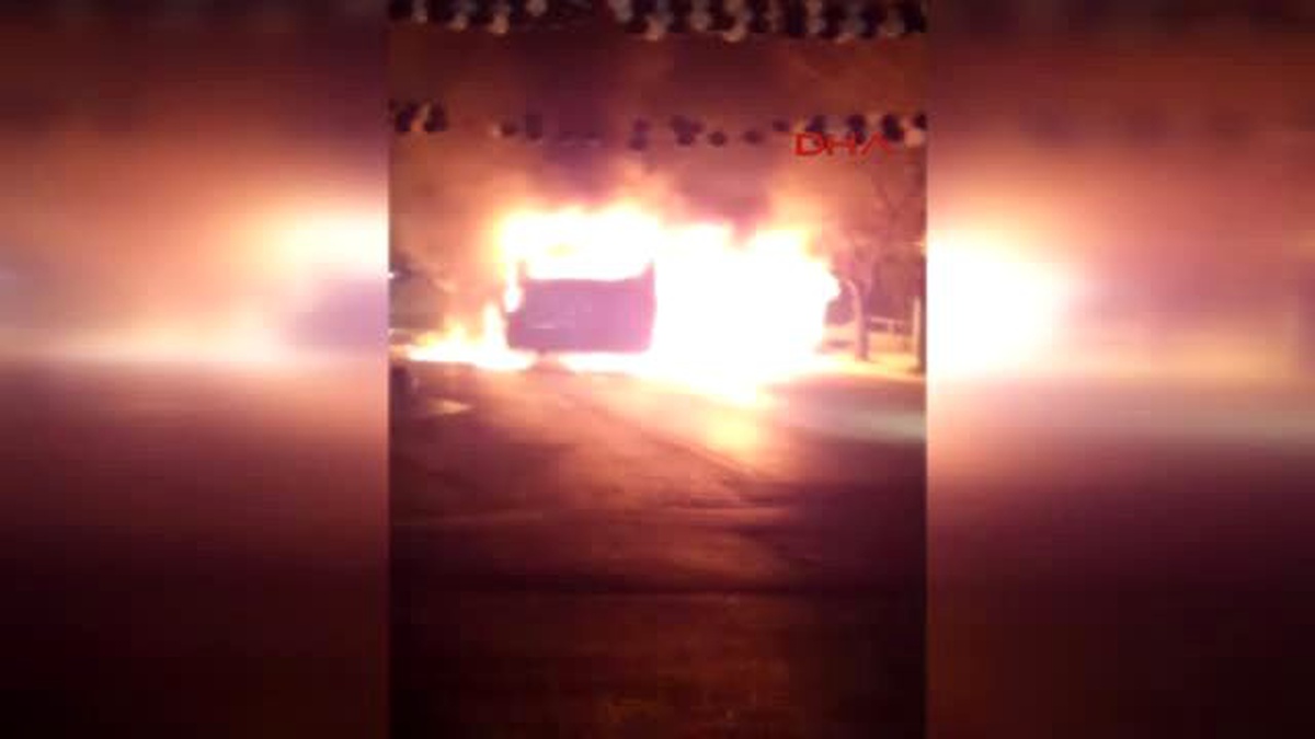Özel Halk Otobüsünü Molotoflarla Ateşe Verdiler