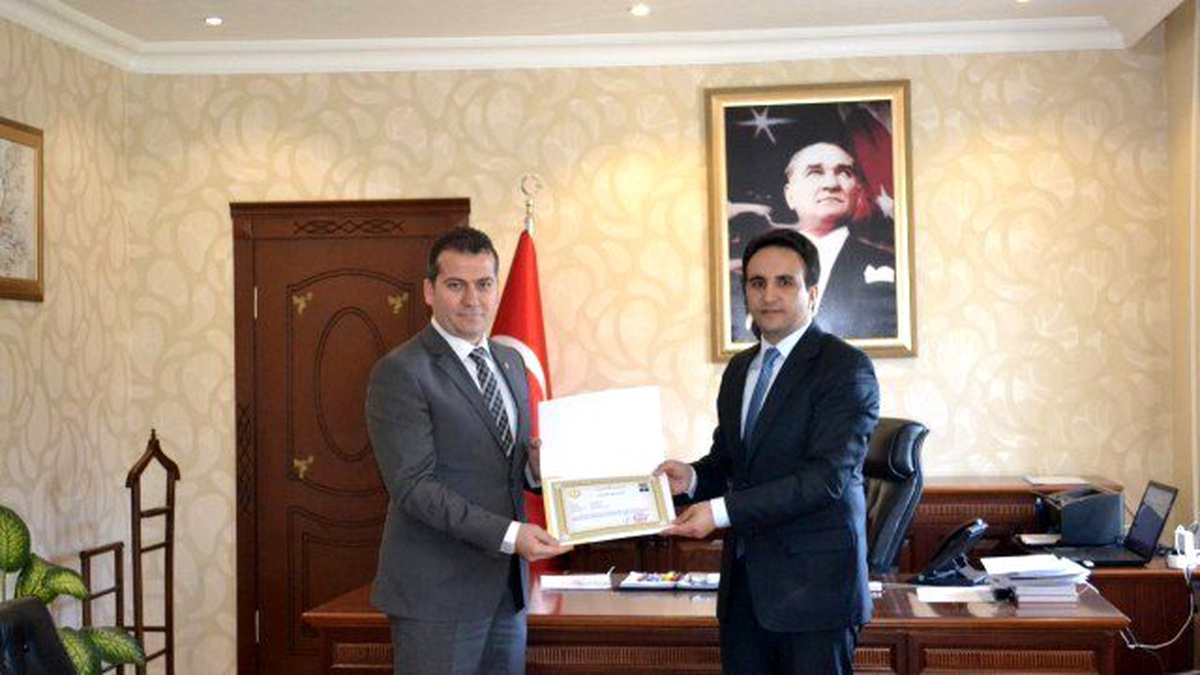 Sason Kaymakamından Polis Amiri ve Jandarma Komutanına Plaket