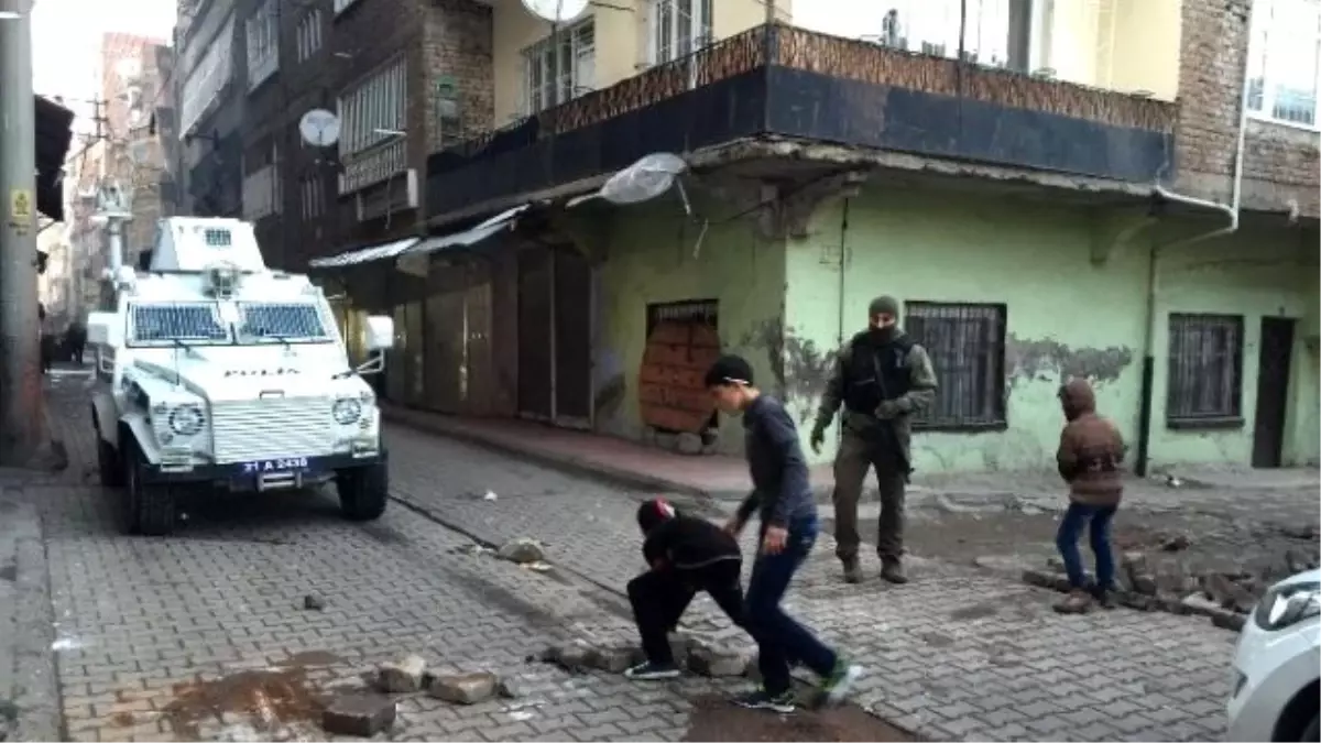 Teröristler Kurdu, Polis ve Çocuklar Kaldırdı