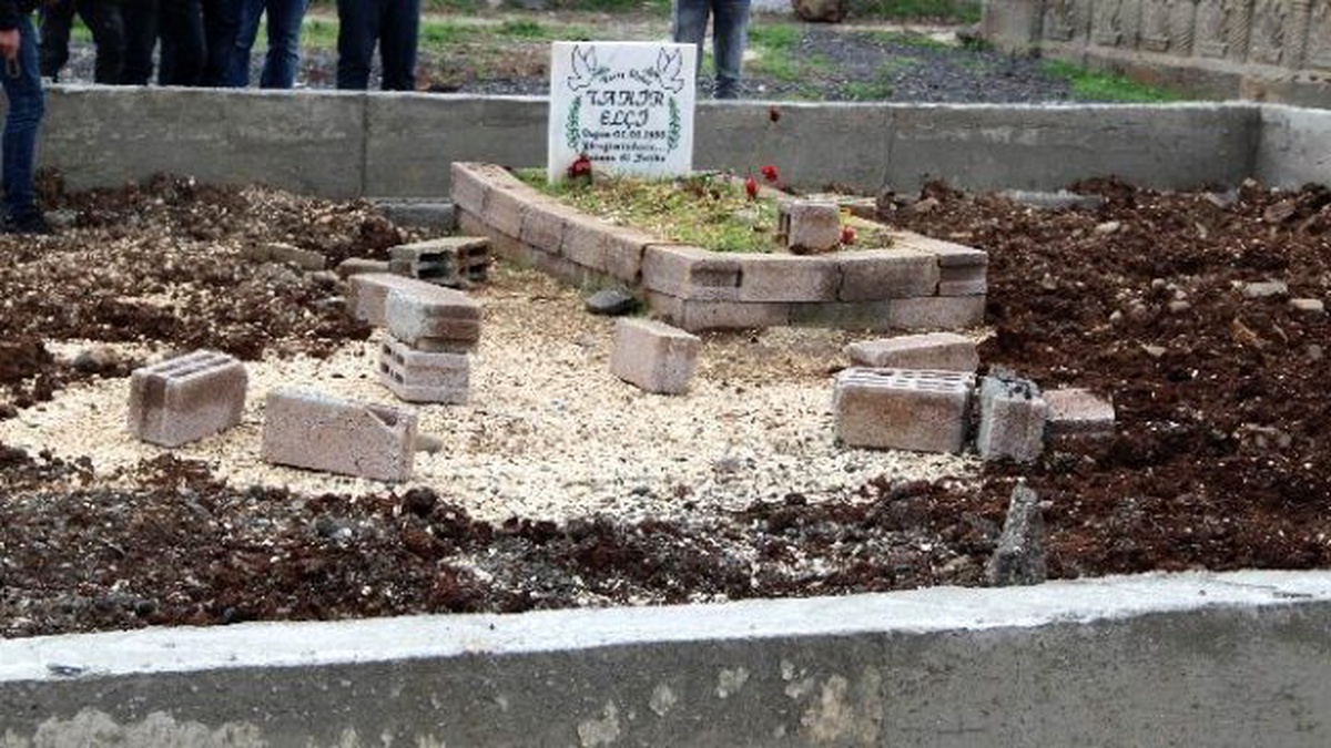 "Tahir Elçi Kendisini İyi Hissetsin" Dedi, Mezarına Duvar Ördürdü