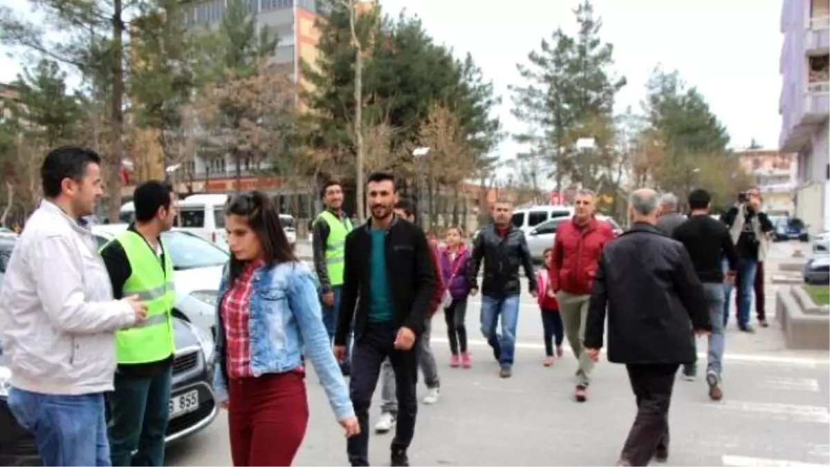 Üniversite Öğrencileri, Yayalara Geçiş Üstünlüğü İçin Trafiği Yönlendirdi