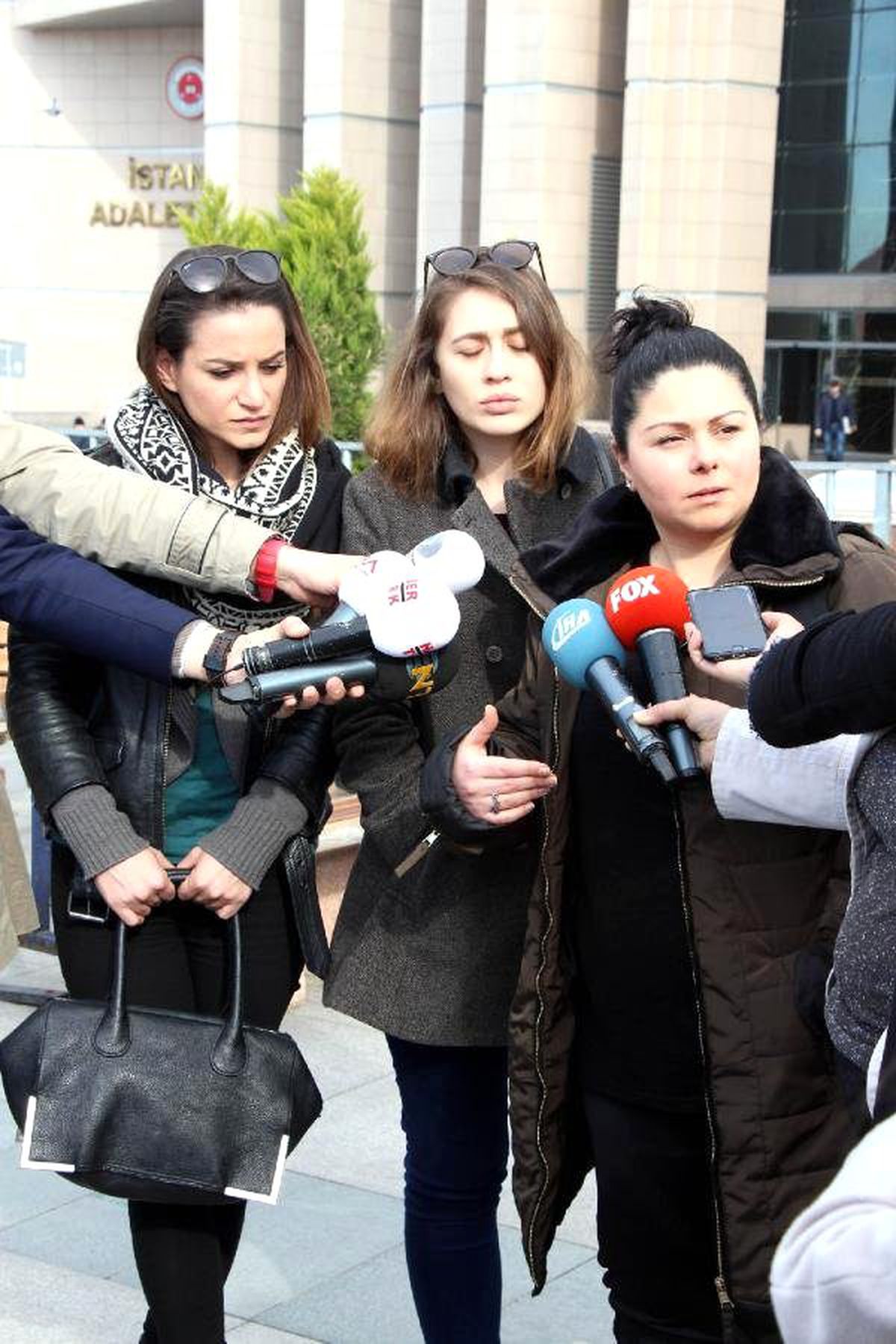 Beşiktaş\'ta Bir Grup Kadın, Restoranda Hesap Yüzünden Alıkonulduklarını İddia Etti...