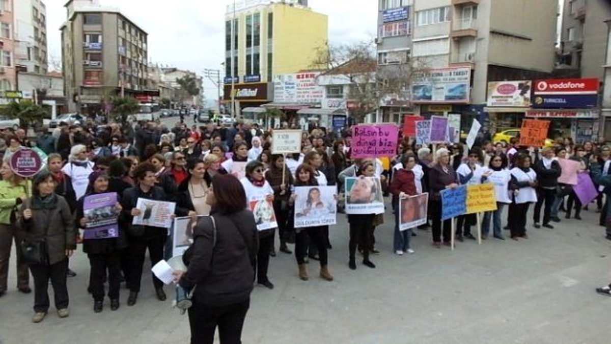 Burhaniye\'de Kadınlar Gününe Coşkulu Kutlama