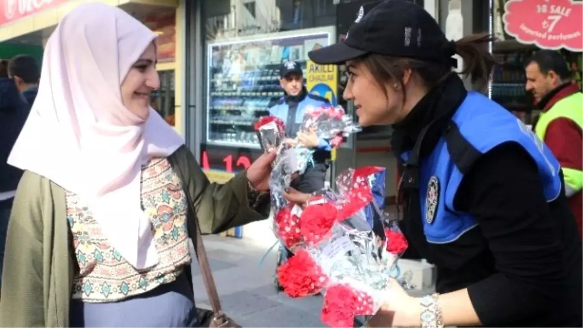 Elazığ Polisinden Kadınlara Karanfil