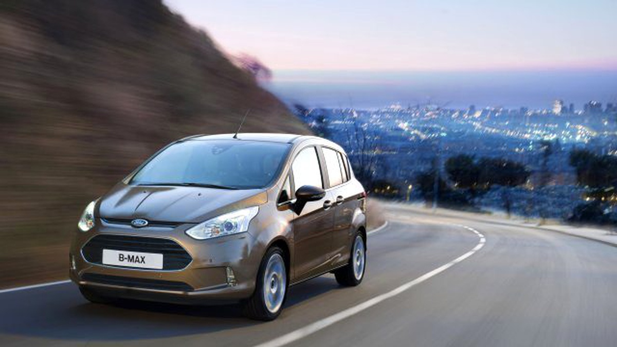 Ford bayileri kadınlar gününe özel giyindi