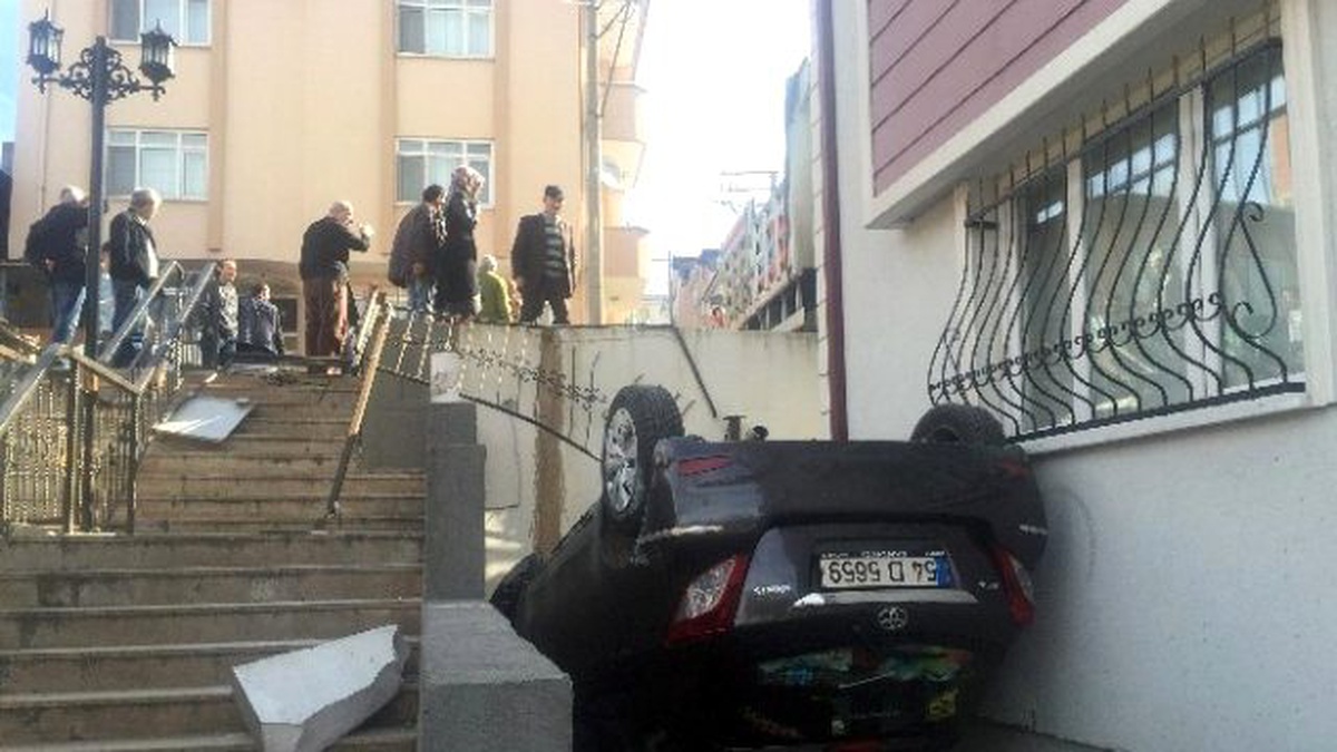 Freni Patlayan Kamyonet, Minibüse ve Park Halindeki Araca Çarptı