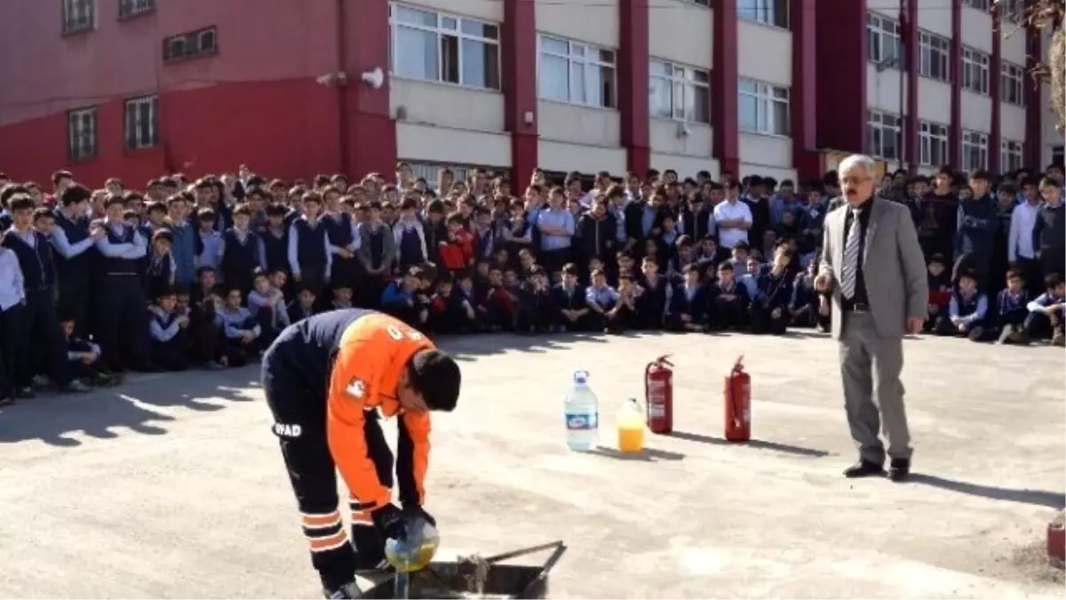 İmam Hatip Lisesi Öğrencileri Yangın ve Kurtarma Tatbikatını Başarıyla Gerçekleştirdi