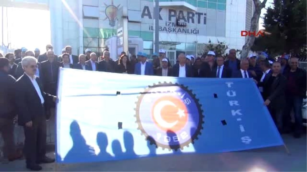 İzmir Türk İş Üyeleri İmzalarını, AK Parti Yöneticisine Teslim Etti