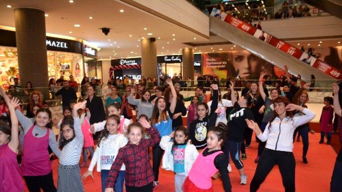 Kadınlar Adana Optimumda Zumba Dansıyla Stres Attı
