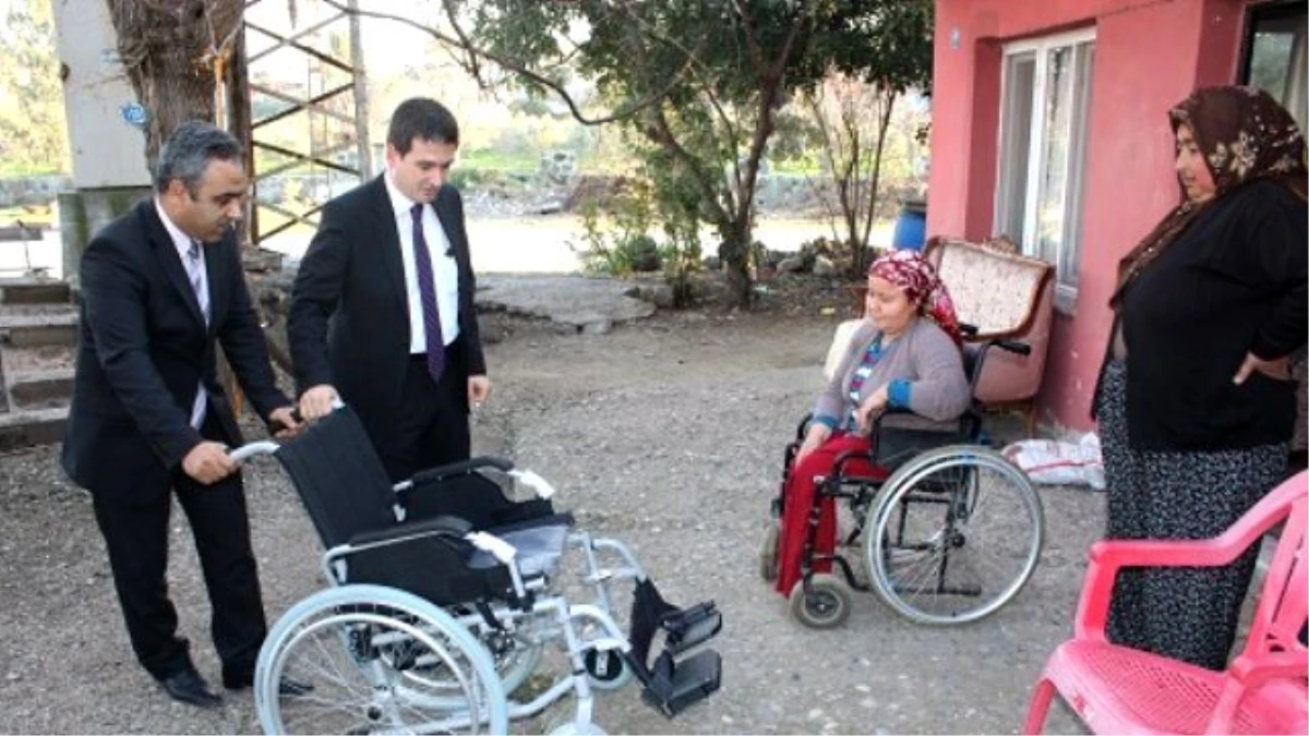 Kaymakam Maraşlı\'dan Engelli Kadına Tekerlekli Sandalye