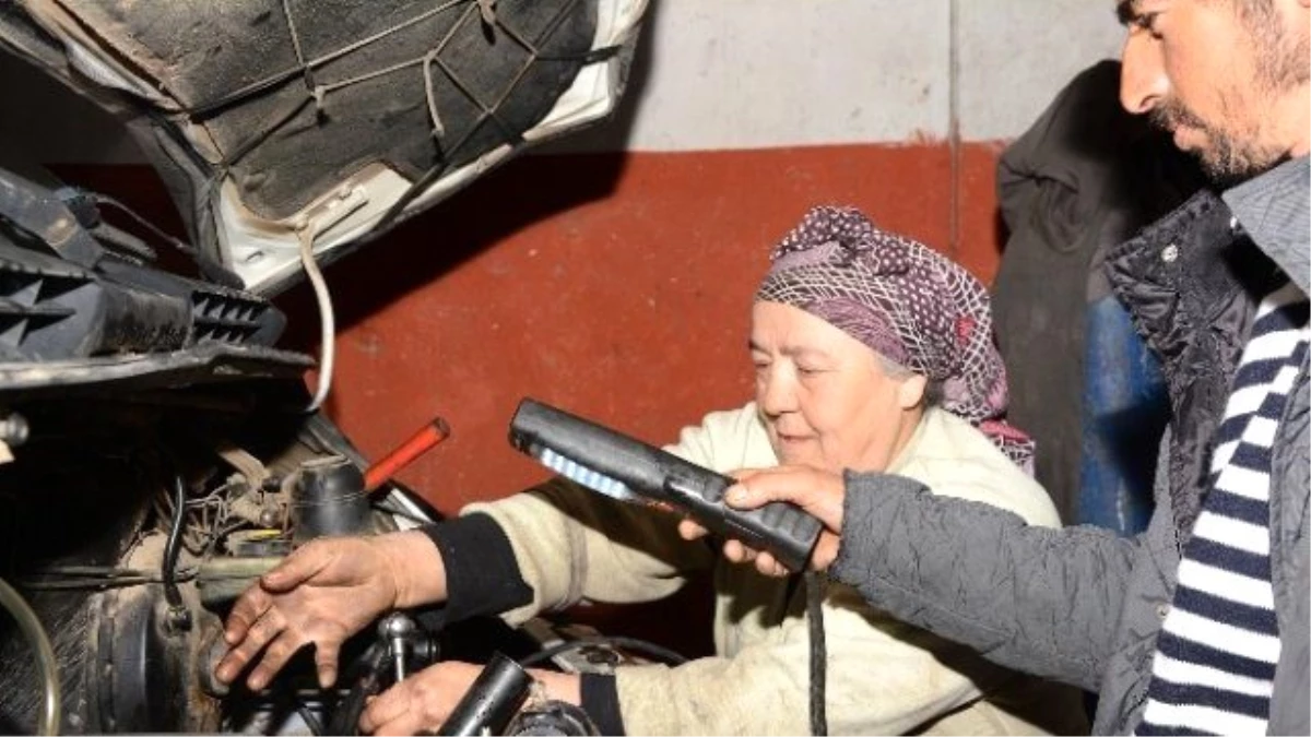 24 Yıldır Motor Tamirciliği Yapan 50 Yaşındaki Kadın Herkesi Şaşırtıyor