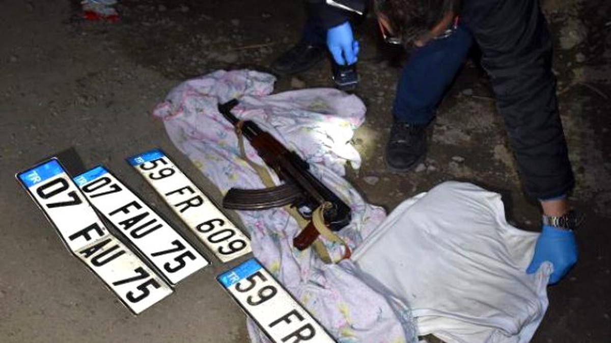 Çorlu\'da Polisten Kaçan Otomobilde Kalaşnikof Bulundu