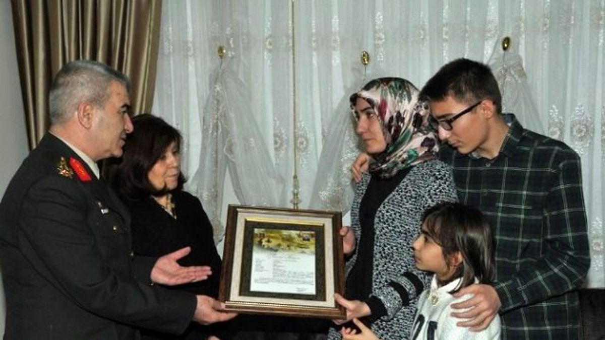 Sur Şehidinin Ailesine Şehadet Belgesi