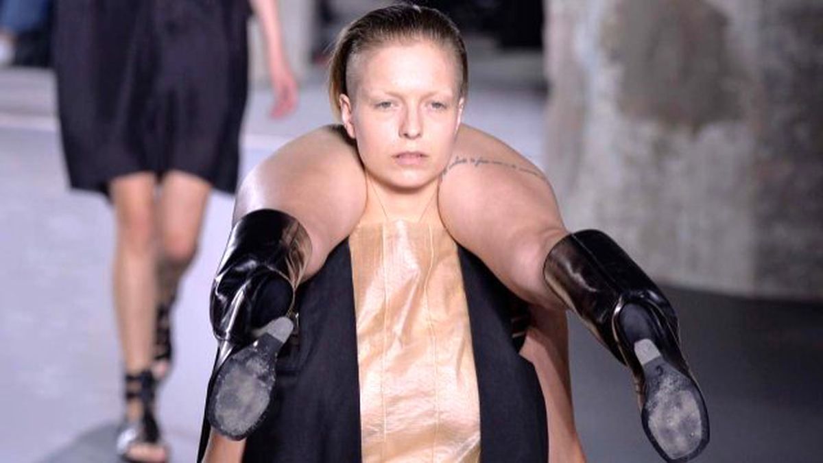 Sürreal Defile Tartışmalara Yol Açtı