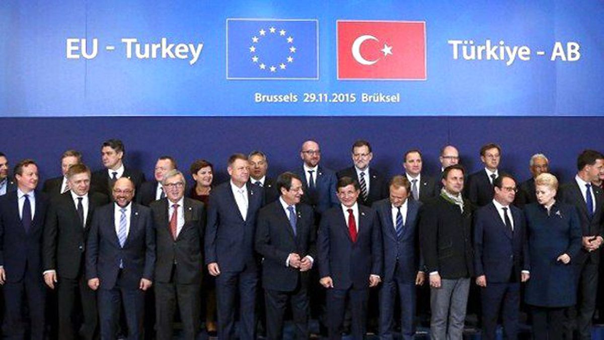 Türkiye-AB Zirvesi'nde Aile Fotoğrafına Türk Bayrağı Ayarı