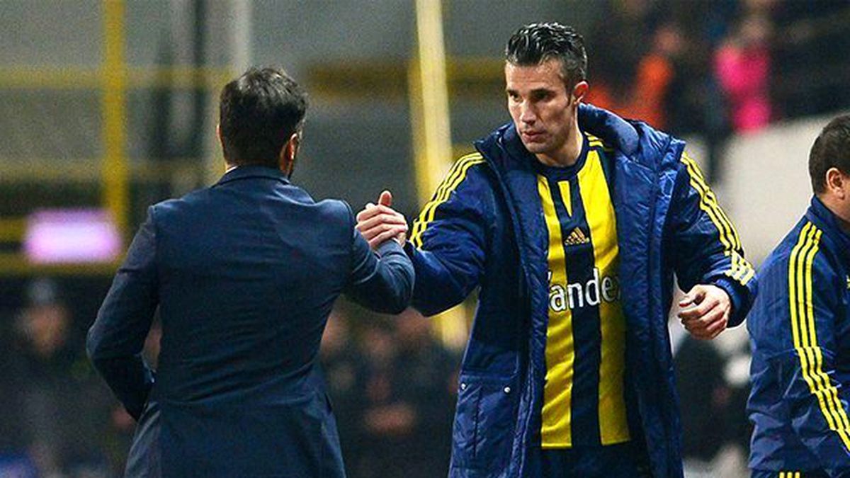Van Persie'nin El Hareketi Olay Oldu