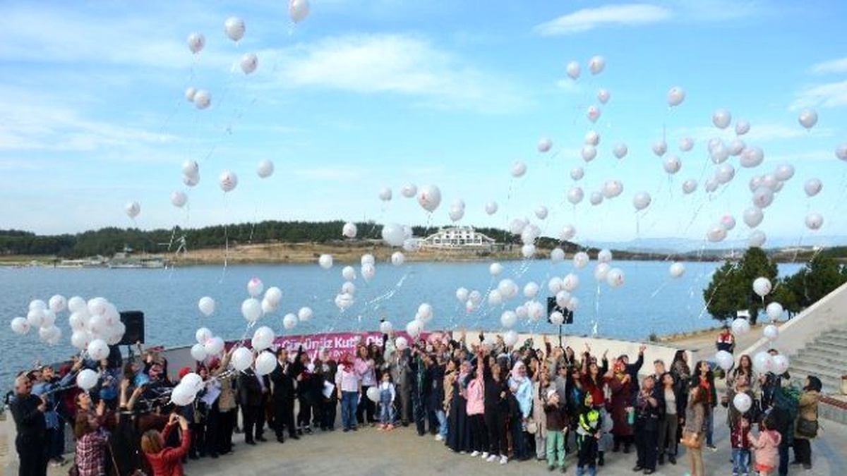 80 Kadın "Umut" Balonlarını Gökyüzüne Bıraktılar
