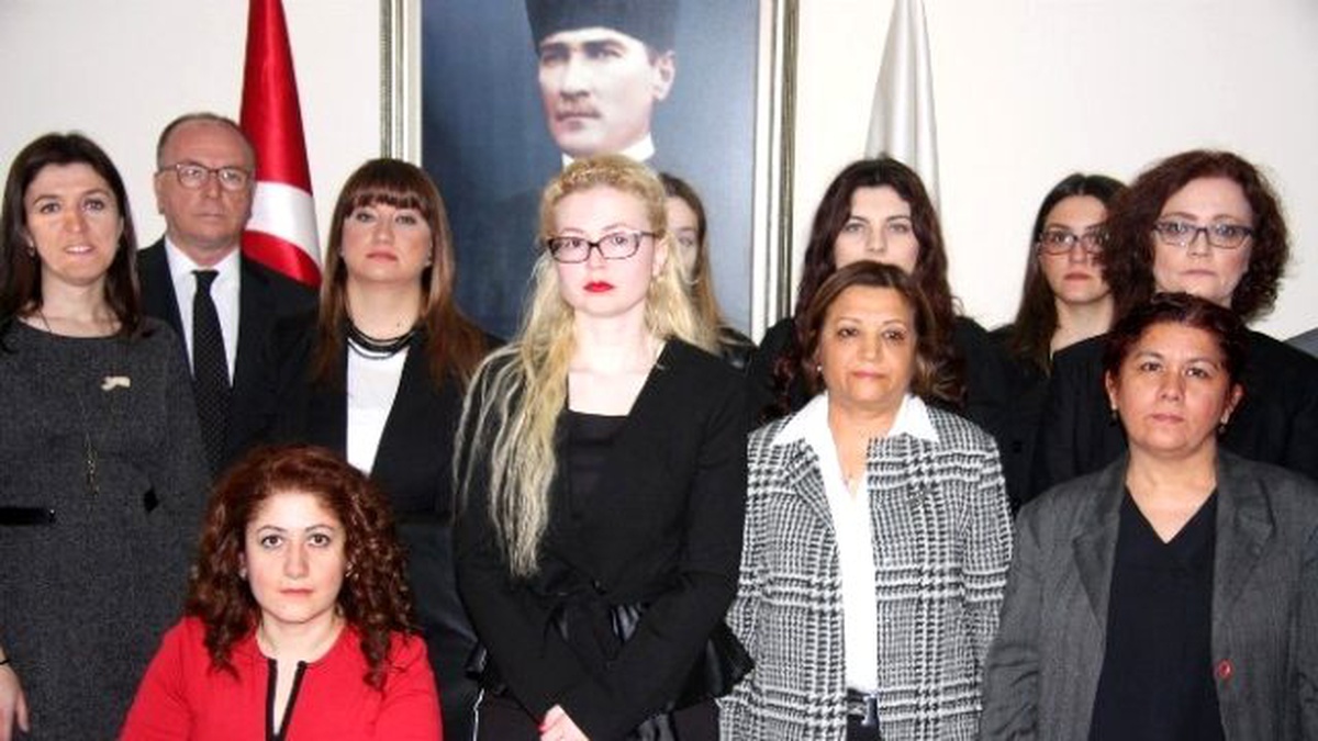 Adliyeye Gelenler Karanfillerle Karşılandı