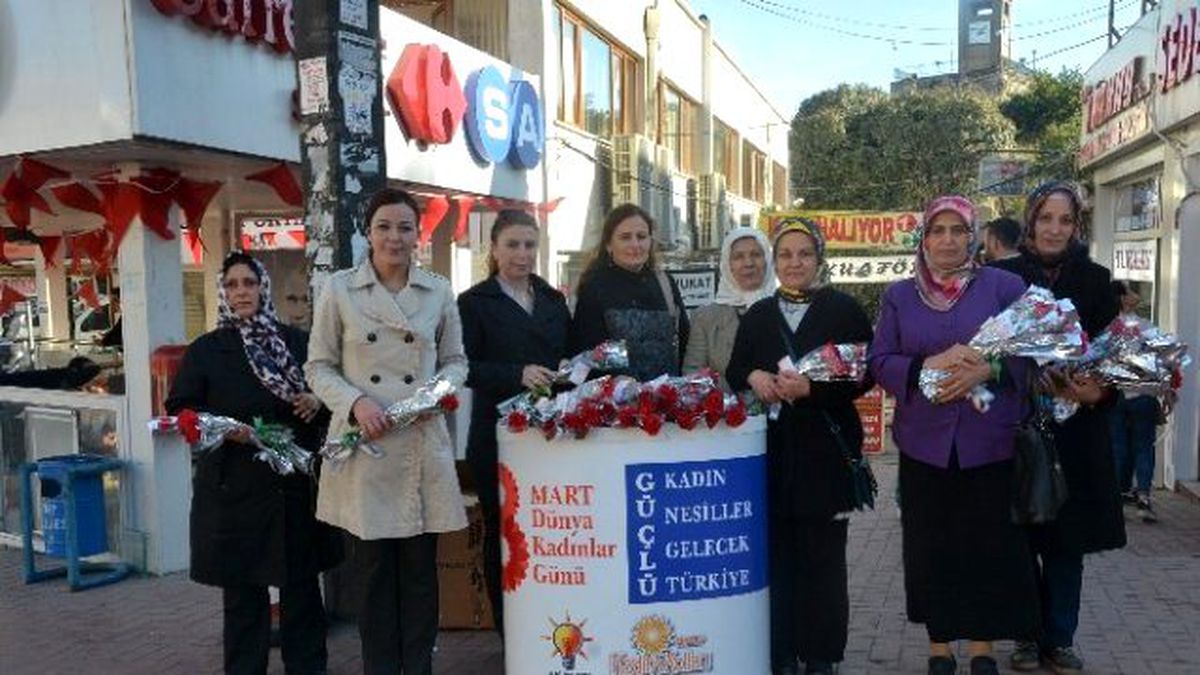 Ak Kadınlar Karanfil Dağıttı