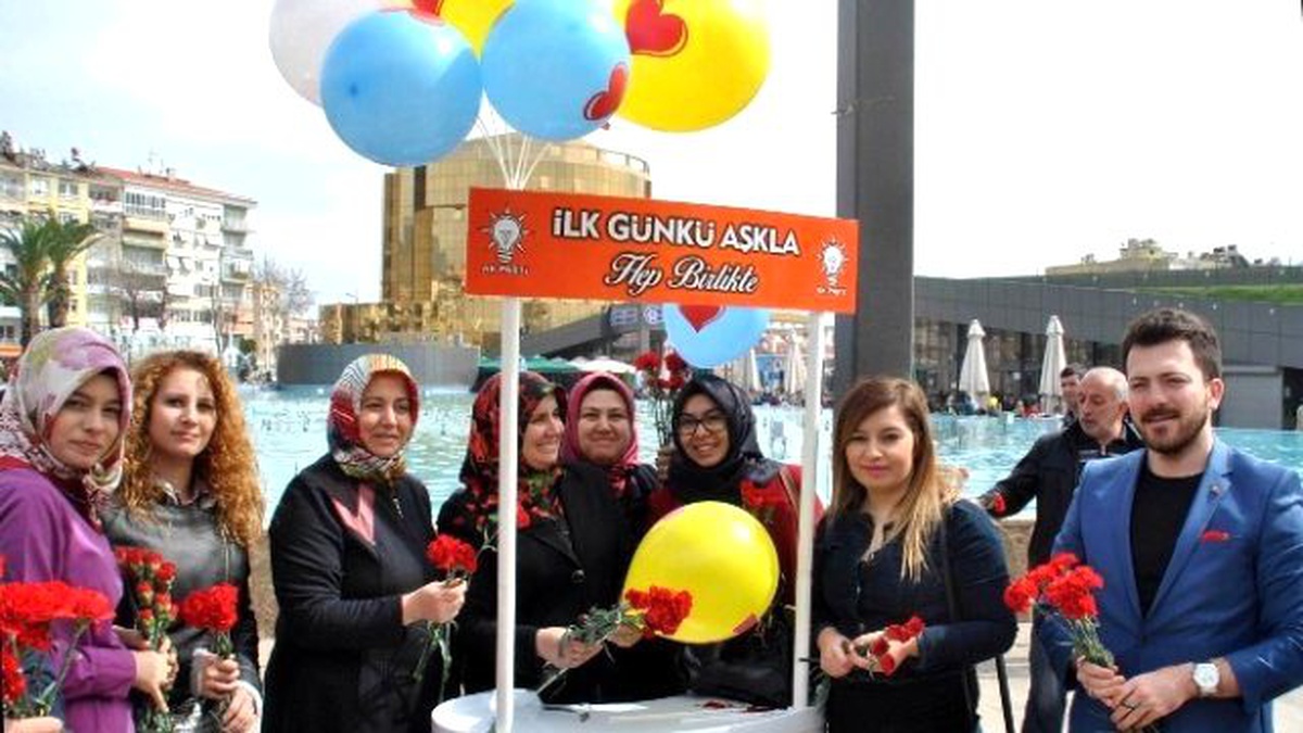 AK Parti Aydın Teşkilatı, Kadınlara Karanfil Dağıttı