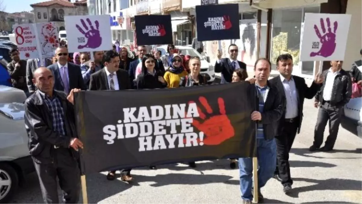 Aksaray\'da Sağlıkçılar Kadın Şiddetine Karşı Yürüdü