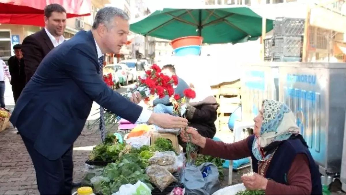 Altınordu Belediyesi\'nden Esnaf Kadınlara Karanfil