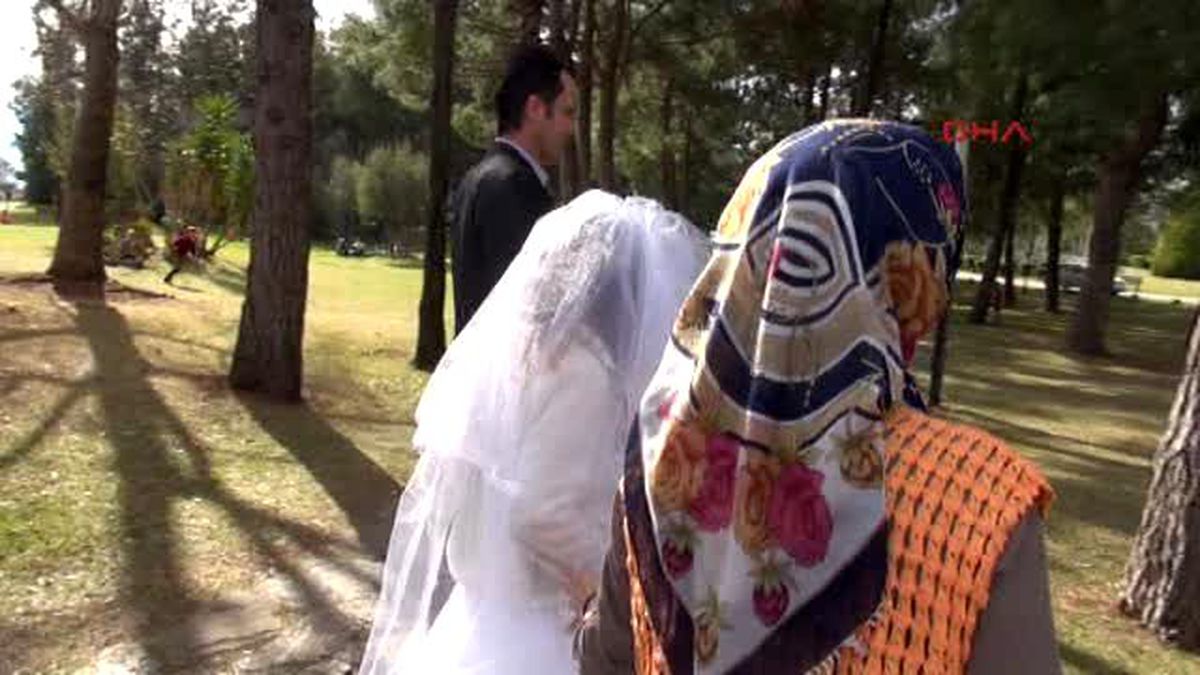 35 Yaşındaki Damat, 11 Yaşındaki Gelinle El Ele Gezdi