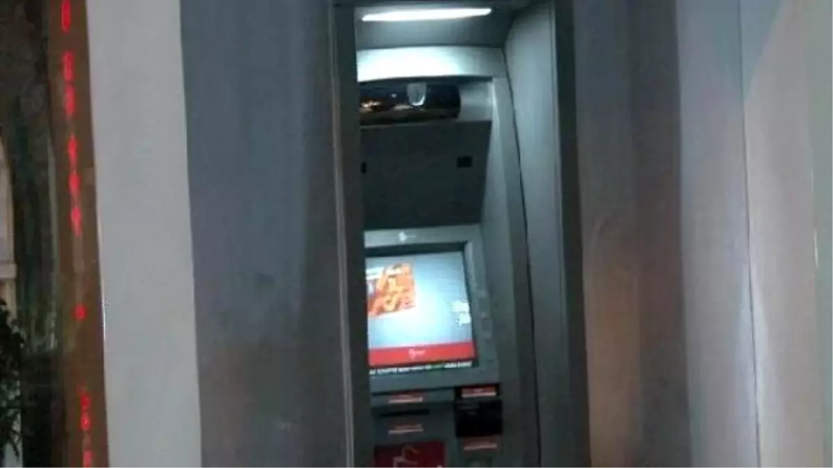 Atm\'ye Kart Okuyucu Düzenek Yerleştirmeye Çalışan Şüpheliler Polisi Görünce Kaçtı