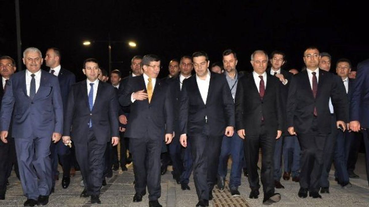 Başbakan Davutoğlu ve Yunan Mevkidaşı Çipras Konak Meydanı\'nı Gezdi