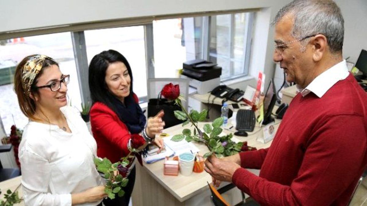 Başkan Tarhan\'dan Belediyenin Kadın Çalışanlara Gül