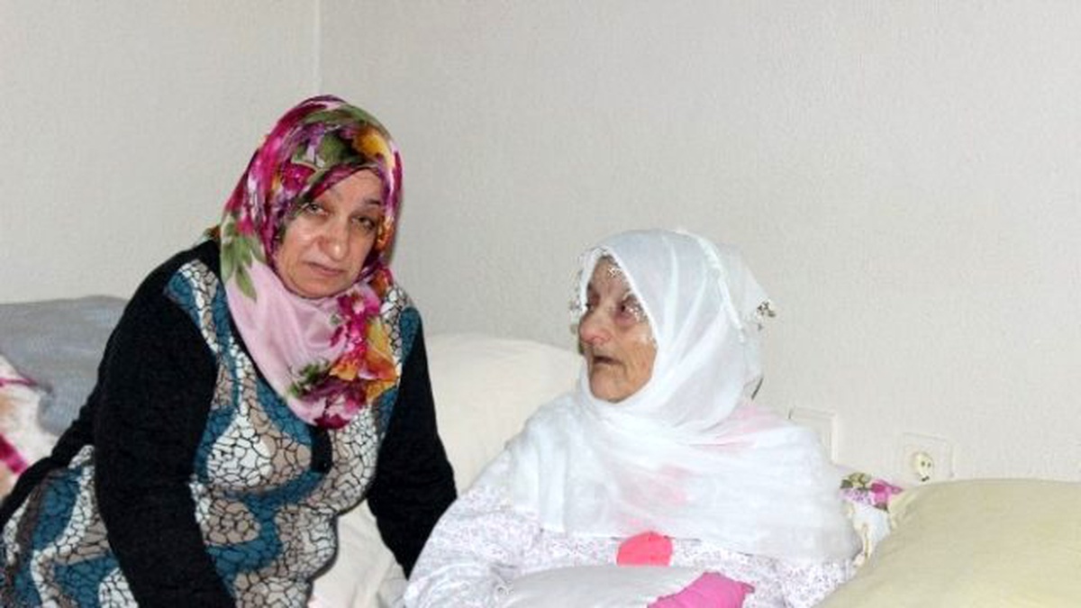 Beş Yıldır Felçli Annesine Bebekler Gibi Bakıyor