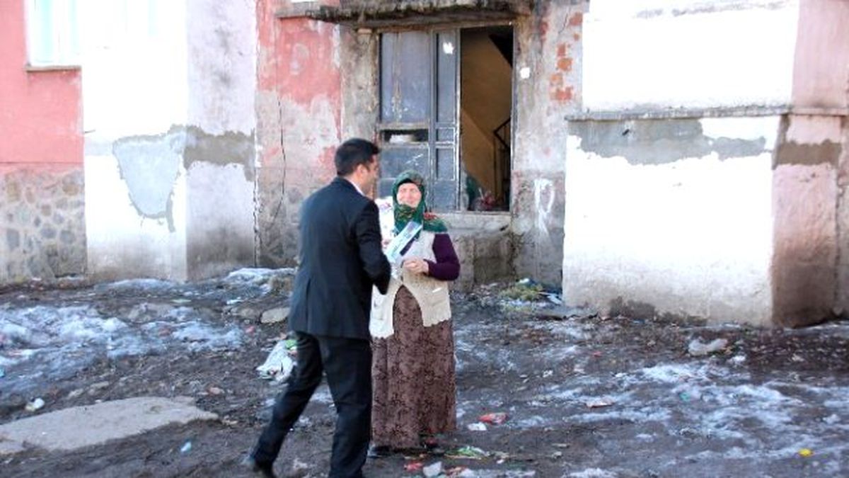 CHP Sarıkamış Teşkilatı\'ndan Kadınlara Karanfil!