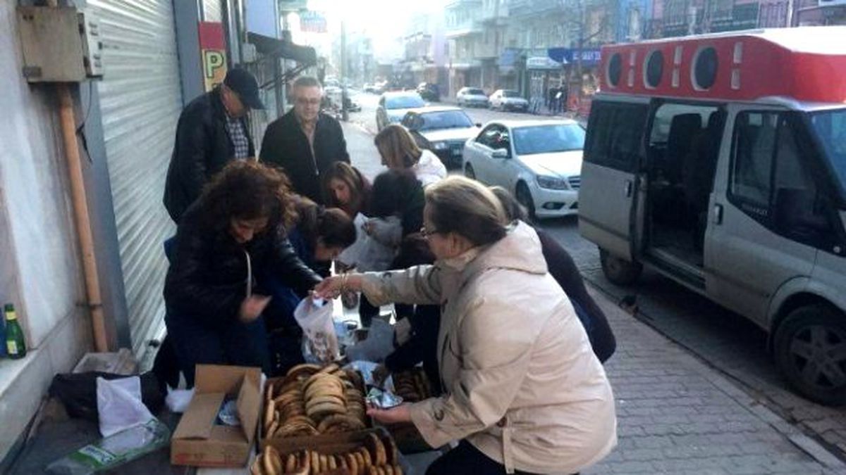 CHP Uşak İl Örgütü, Çalışan Kadınlara Simit, Peynir ve Şal Dağıttı
