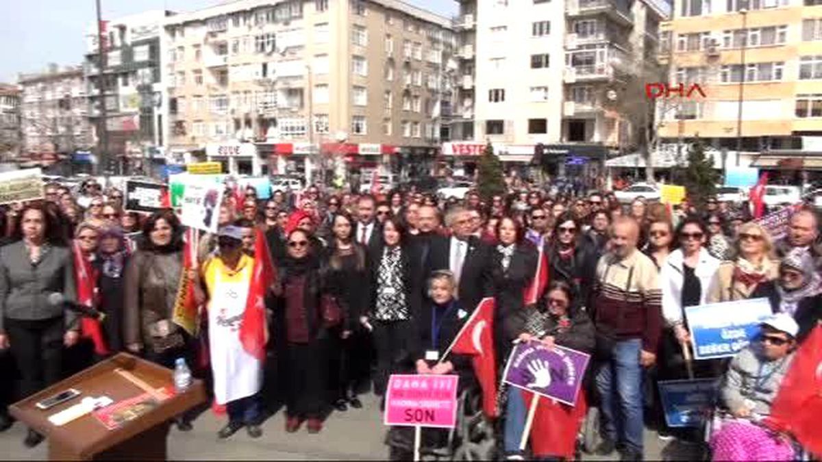 Çorlu - Kadınlar Gününde Şemsiye İzdihamı