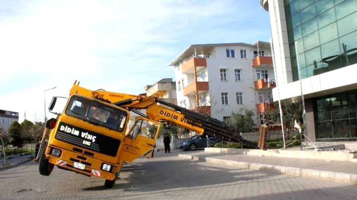 Didim\'de Yan Yatan Vinç Korkuttu