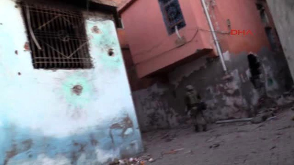 Diyarbakır Sur\'da 13 PKK\'lı Teslim Oldu -2