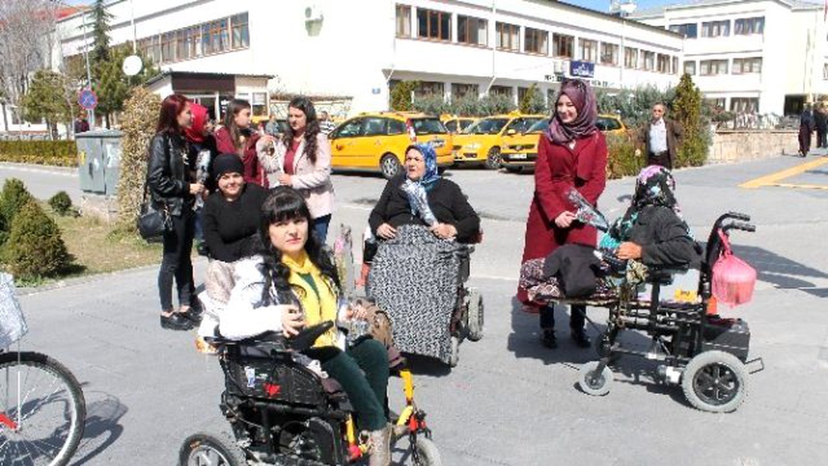 Engelli Kadınlar, Niğdeli Kadınlara Karanfil Hediye Etti