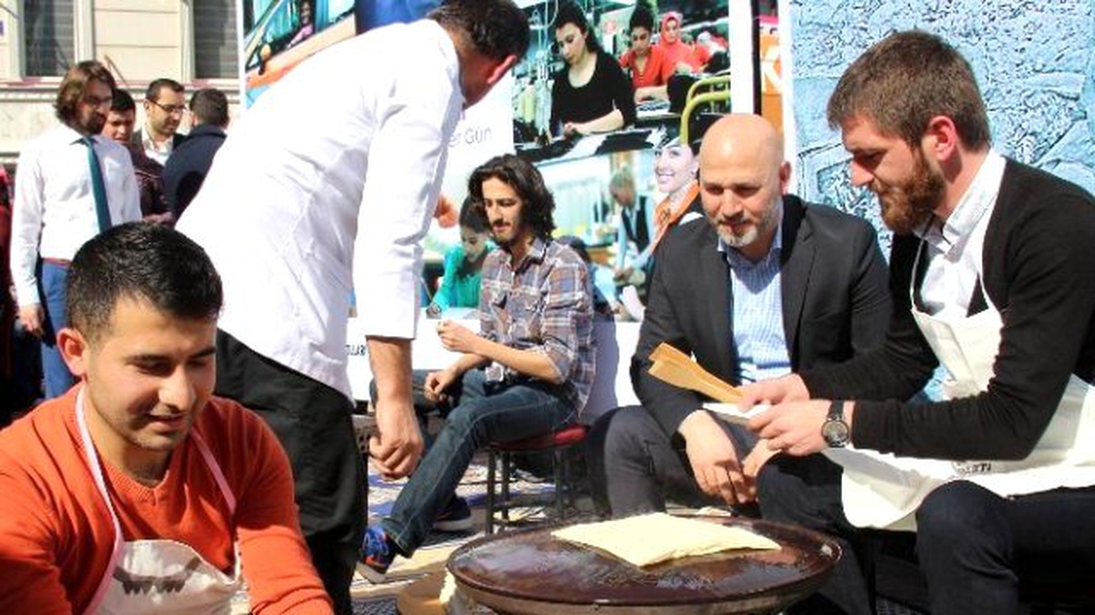 Samsun\'da Erkekler, Kadınlar İçin Yufka Açıp Gözleme Pişirdi