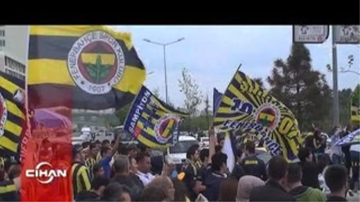 Fenerbahçeli Taraftarlar Takımın Çıkışını Bekliyor