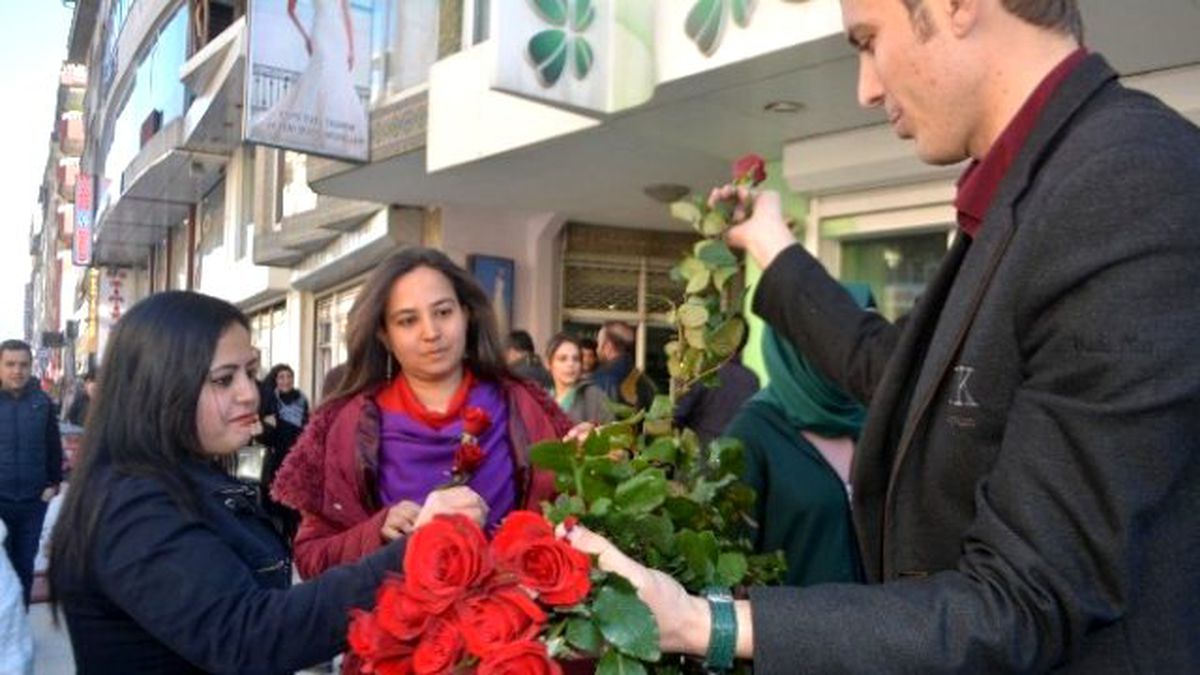 Hakkari\'de 3 Bin 500 Karanfil ve Gül Dağıtıldı