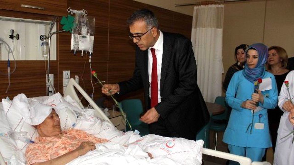 Hastanedeki Kadınlara Karanfil Dağıtıldı