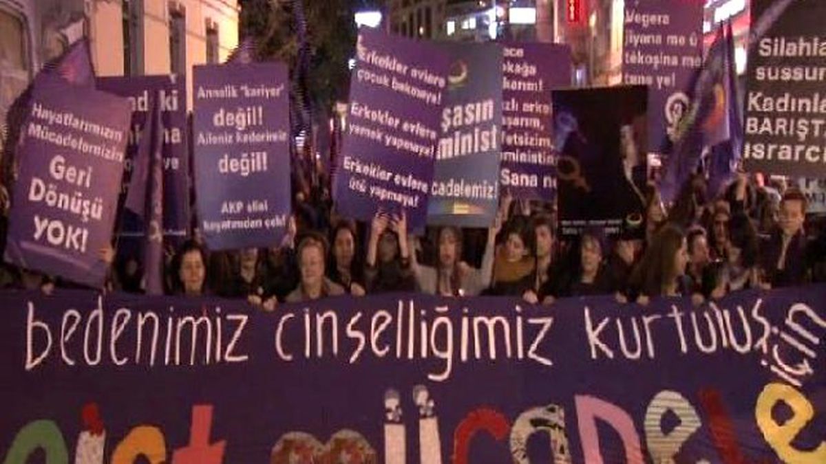 İstanbul Feminist Kolektif'ten Kadın Yürüyüşü...