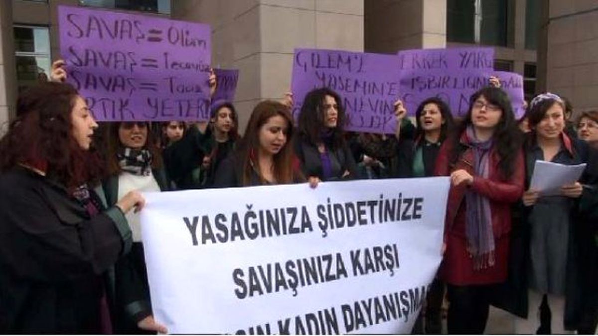 Kadın Avukatlardan Adliye Önünde "Şiddet" Eylemi...