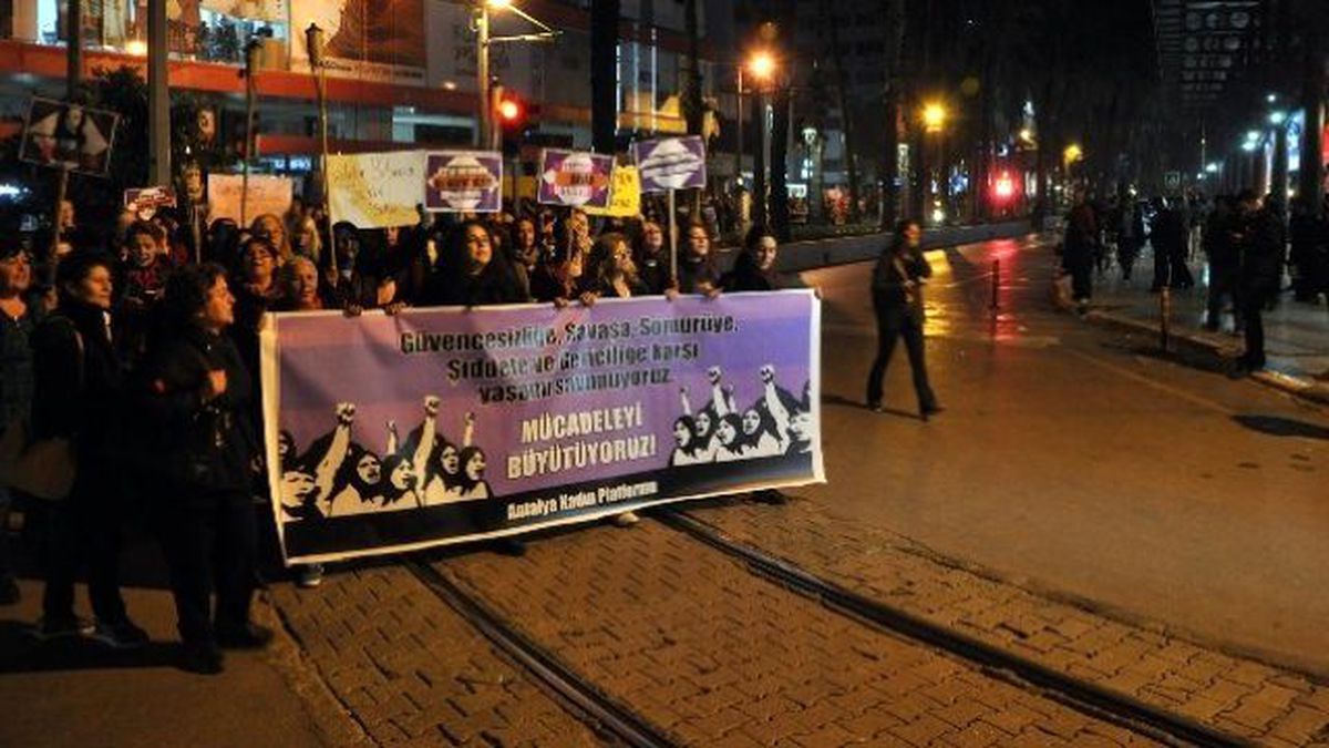 Kadınlardan Meşaleli Yürüyüş