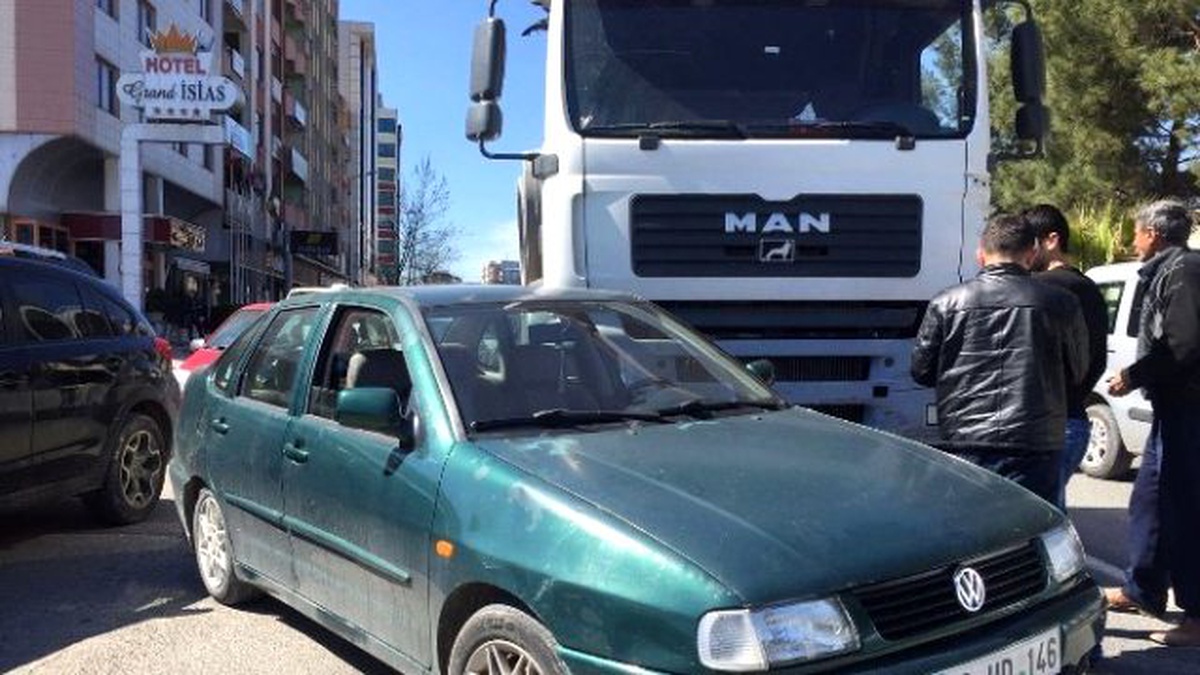 Kırmızı Işıkta Bekleyen Otomobile Tır Çarptı